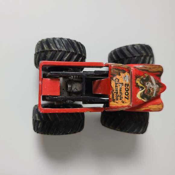 Hot Wheels 2007 Red  Monster Jam Capitan Curse Truck Toy  Vehicles Collectible - Picture 9 of 9